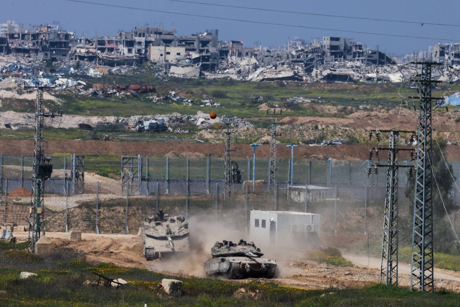 गाजा में रातोंरात कम से कम 20 मारे गए क्योंकि बड़े पैमाने पर हमले जारी रहे