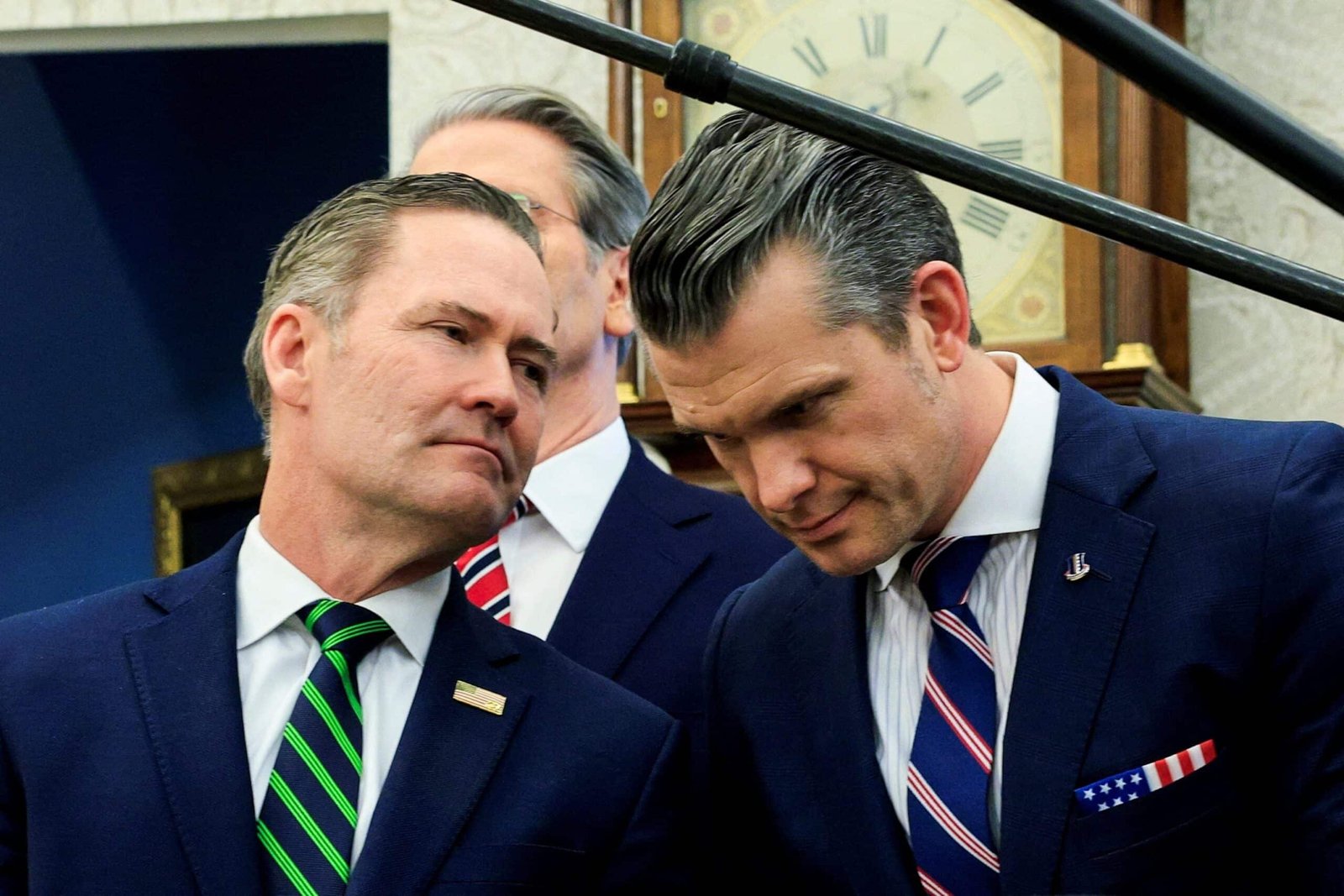 ट्रम्प के शीर्ष अधिकारियों ने वर्गीकृत जानकारी को गलत तरीके से बताया है