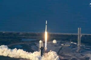 नासा के अंतरिक्ष यात्रियों को वापस पृथ्वी पर पहुंचाने के लिए मिशन में ISS से SpaceX ड्रैगन अनडॉक