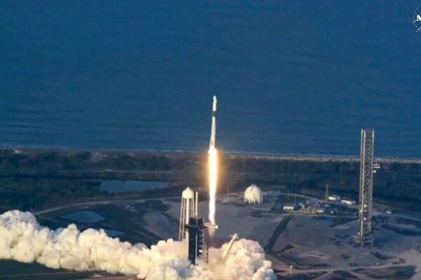 नासा के अंतरिक्ष यात्रियों को वापस पृथ्वी पर पहुंचाने के लिए मिशन में ISS से SpaceX ड्रैगन अनडॉक