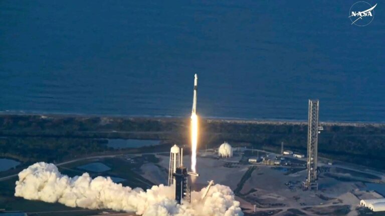 नासा के अंतरिक्ष यात्रियों को वापस पृथ्वी पर पहुंचाने के लिए मिशन में ISS से SpaceX ड्रैगन अनडॉक