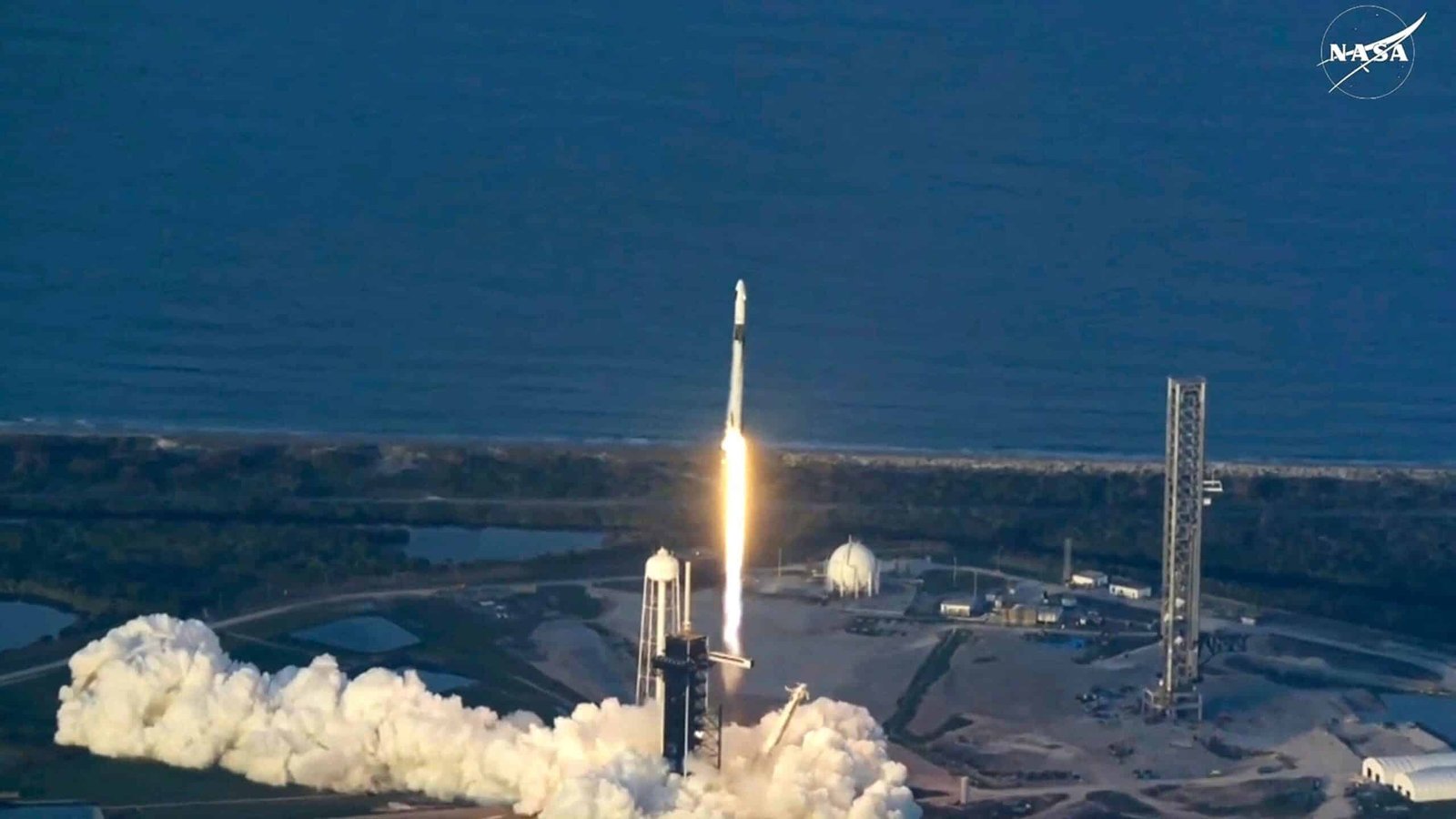 नासा के अंतरिक्ष यात्रियों को वापस पृथ्वी पर पहुंचाने के लिए मिशन में ISS से SpaceX ड्रैगन अनडॉक