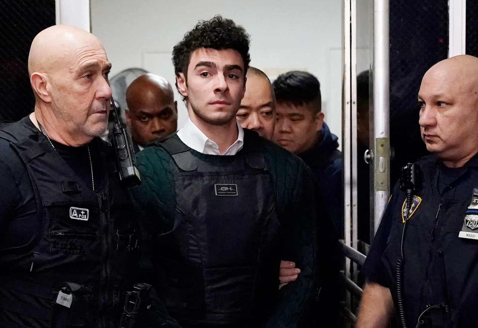 लुइगी मंगियन के पेंसिल्वेनिया अटॉर्नी का तर्क है कि खोज, अरेस्टी अवैध थे