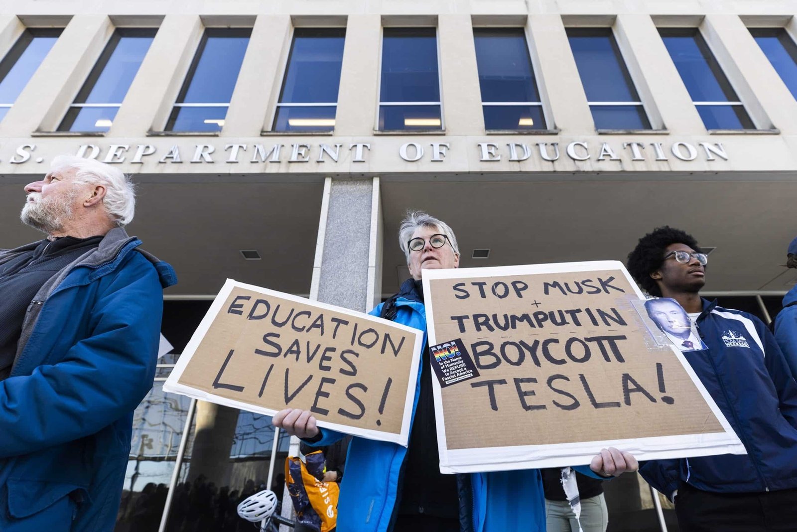 शिक्षा विभाग अपने कार्यबल का लगभग 50% हिस्सा देता है