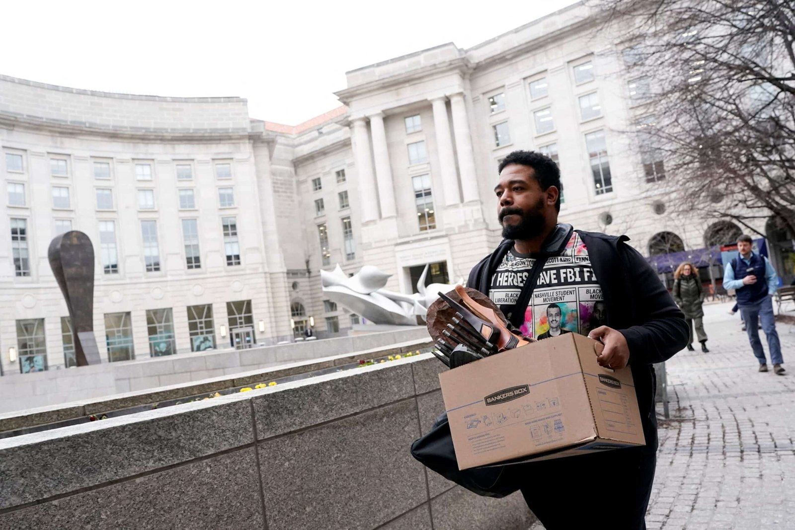 संघीय कार्यकर्ताओं ने डोगी साउंड से बाहर रखा क्योंकि वे नई नौकरियों की तलाश करते हैं