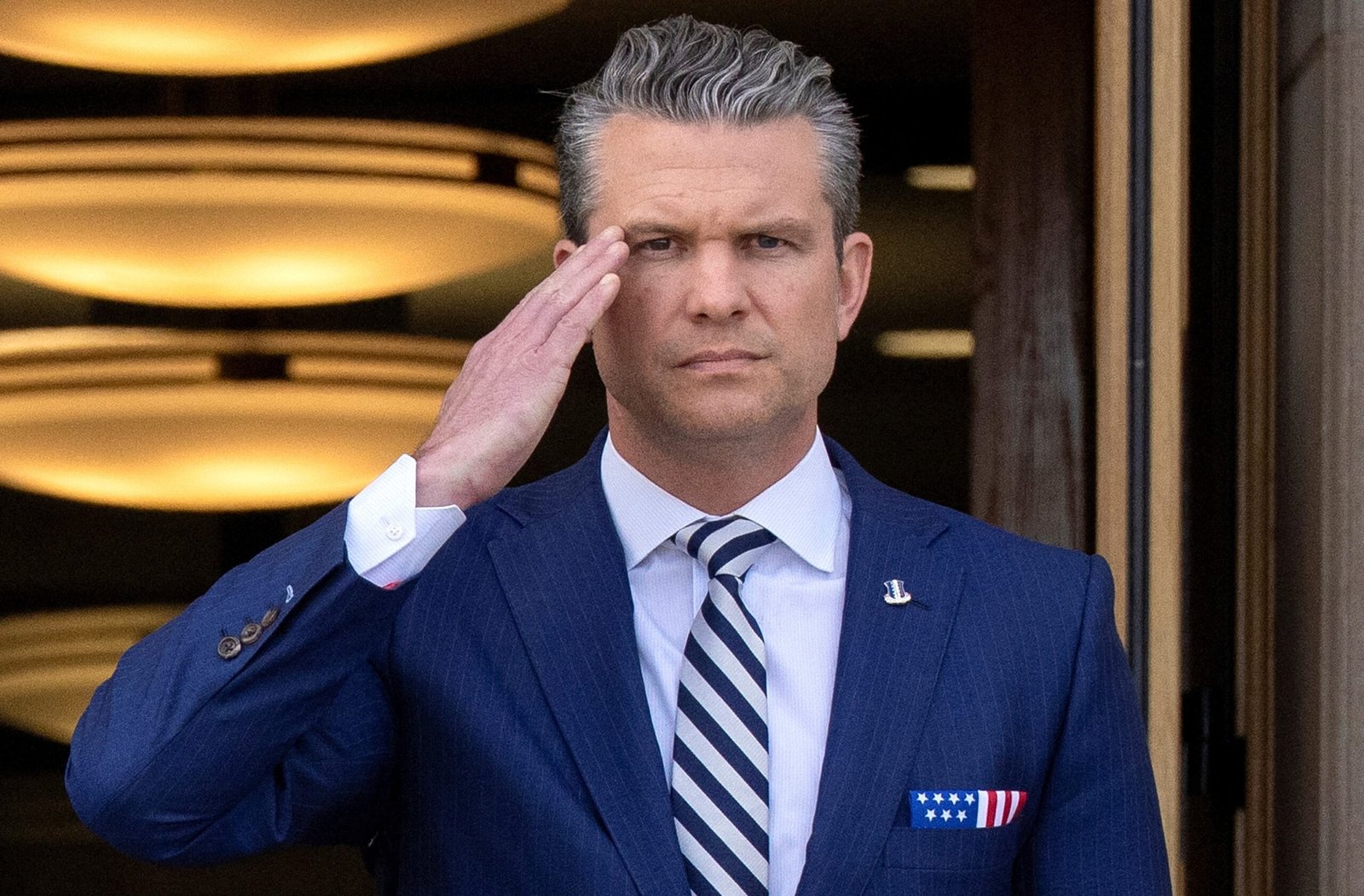 2 सिग्नल चैट से पता चलता है कि परिवार के सदस्यों के साथ यमन हमलों के बारे में हेगसेथ मैसेजिंग: स्रोत