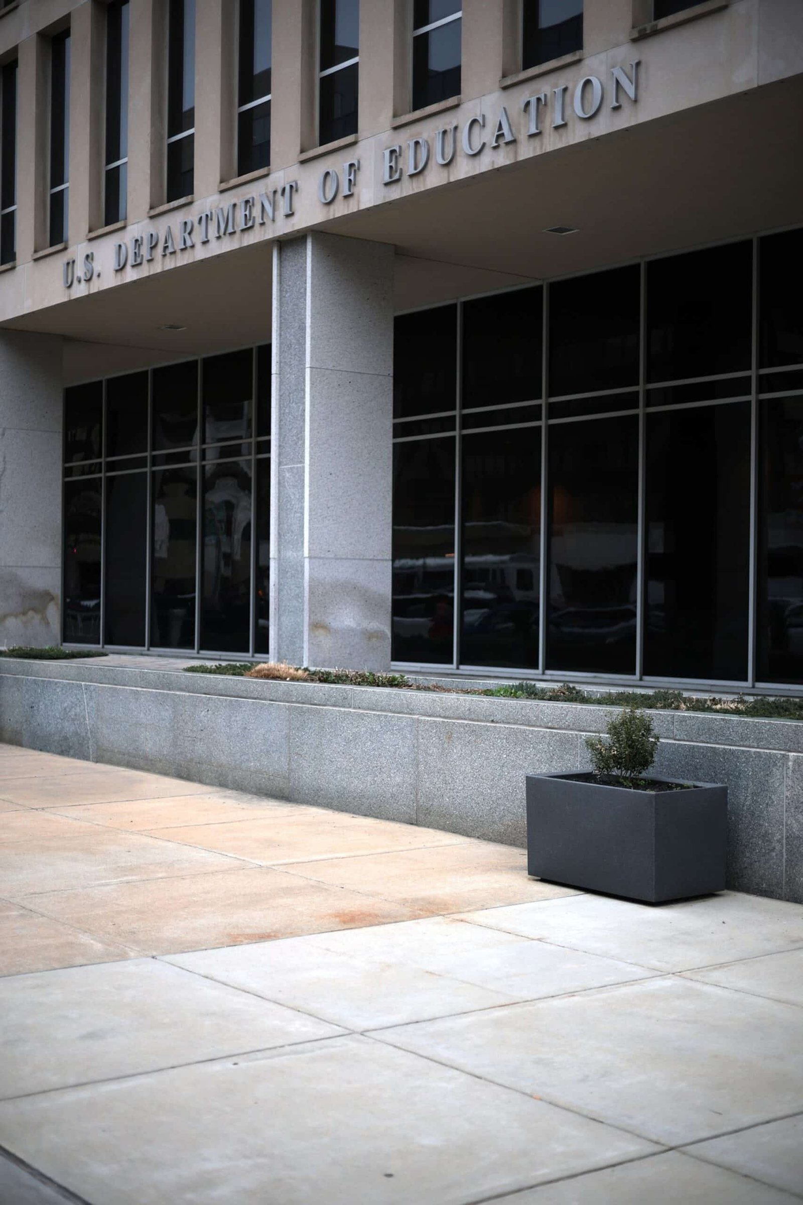 5 मिलियन छात्र ऋण उधारकर्ताओं को 5 मई से अनिवार्य संग्रह का सामना करना पड़ता है