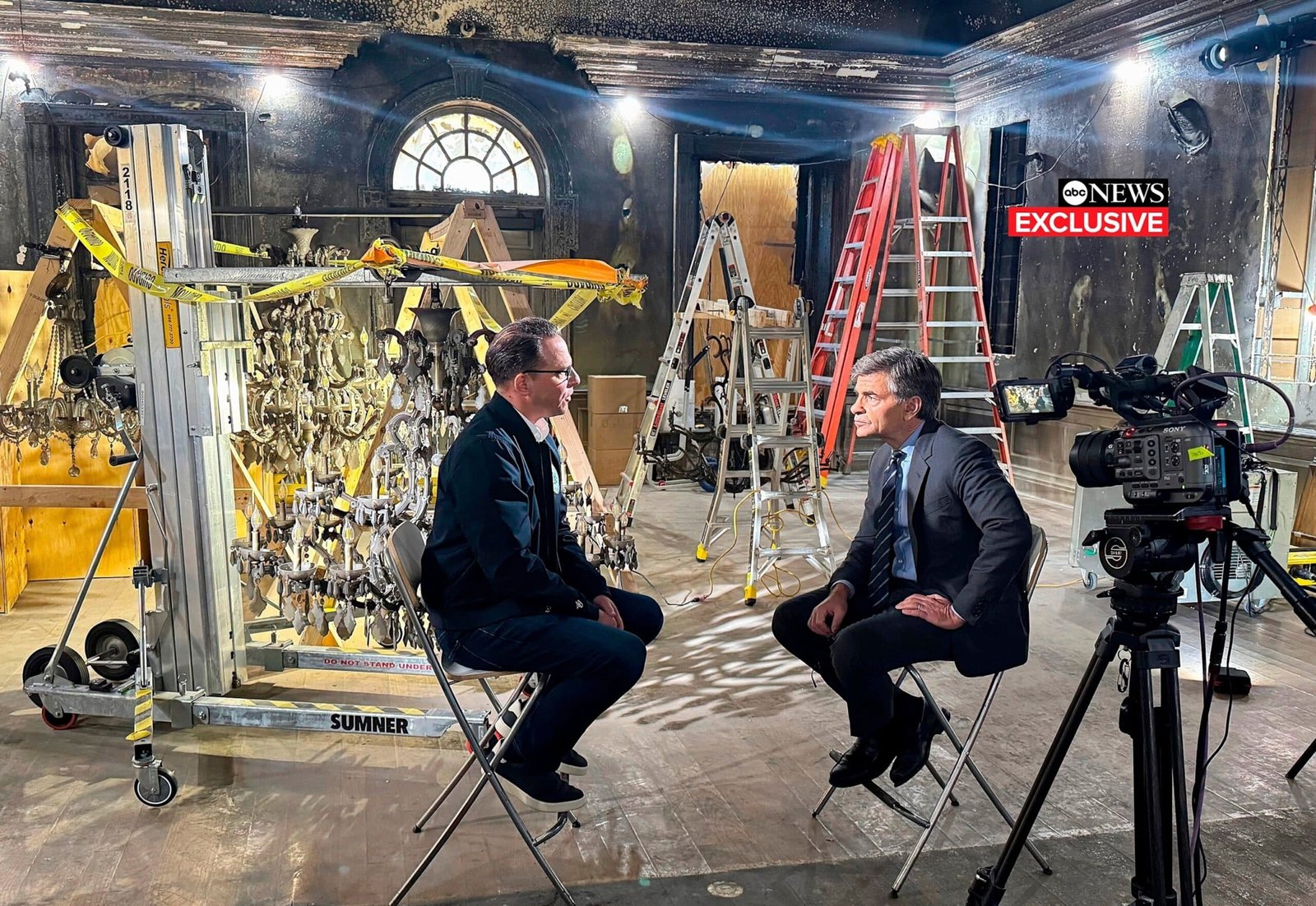 एक्सक्लूसिव: गॉव। शापिरो आगजनी के हमले के बाद निवास से सिट-डाउन साक्षात्कार देता है