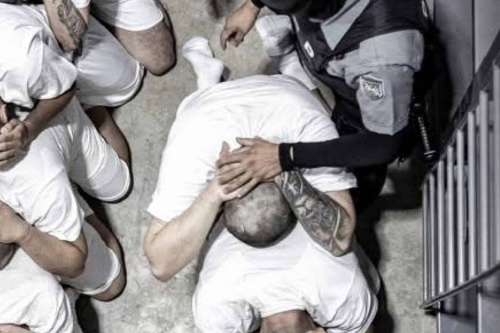 फोटो: जेनिफर वास्केज़ सूरा द्वारा अपने पति, किलमार अब्रेगो गार्सिया के रूप में पहचाने जाने वाले एक व्यक्ति की अविभाजित तस्वीर, टीकोलुका, अल सल्वाडोर में आतंकवाद के कारावास केंद्र के माध्यम से गार्ड द्वारा बल द्वारा नेतृत्व किया गया है।