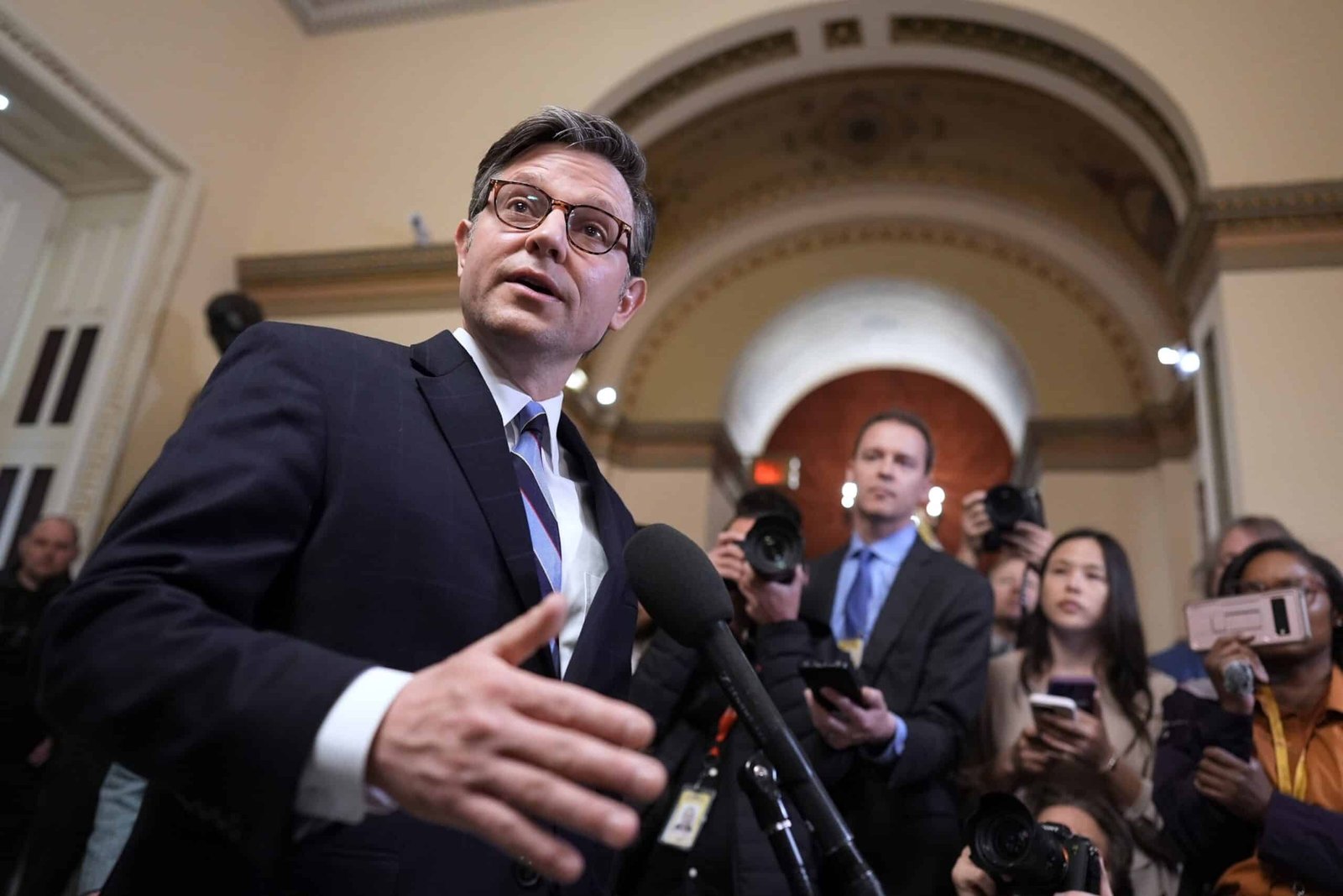 ट्रम्प और जॉनसन कैपिटल में बजट सुलह वार्ता से पहले रणनीति बनाते हैं