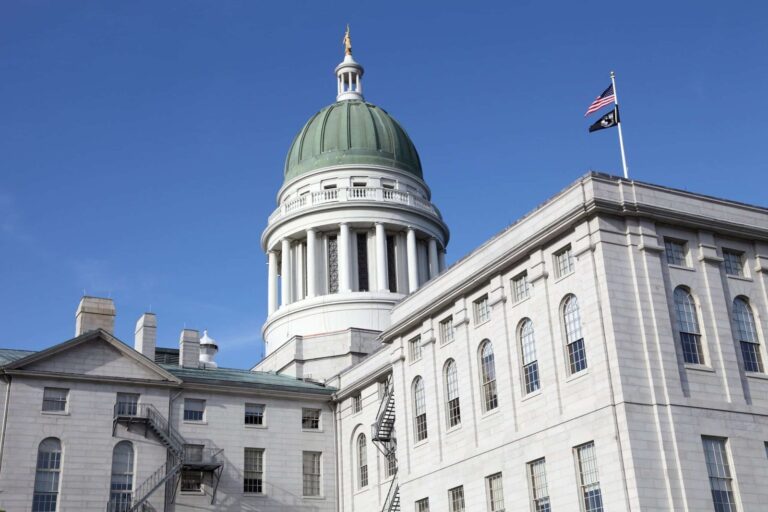 ट्रम्प व्यवस्थापक ट्रांस एथलीट विवाद पर मेन से संघीय निधियों को वापस लेने के लिए आगे बढ़ता है