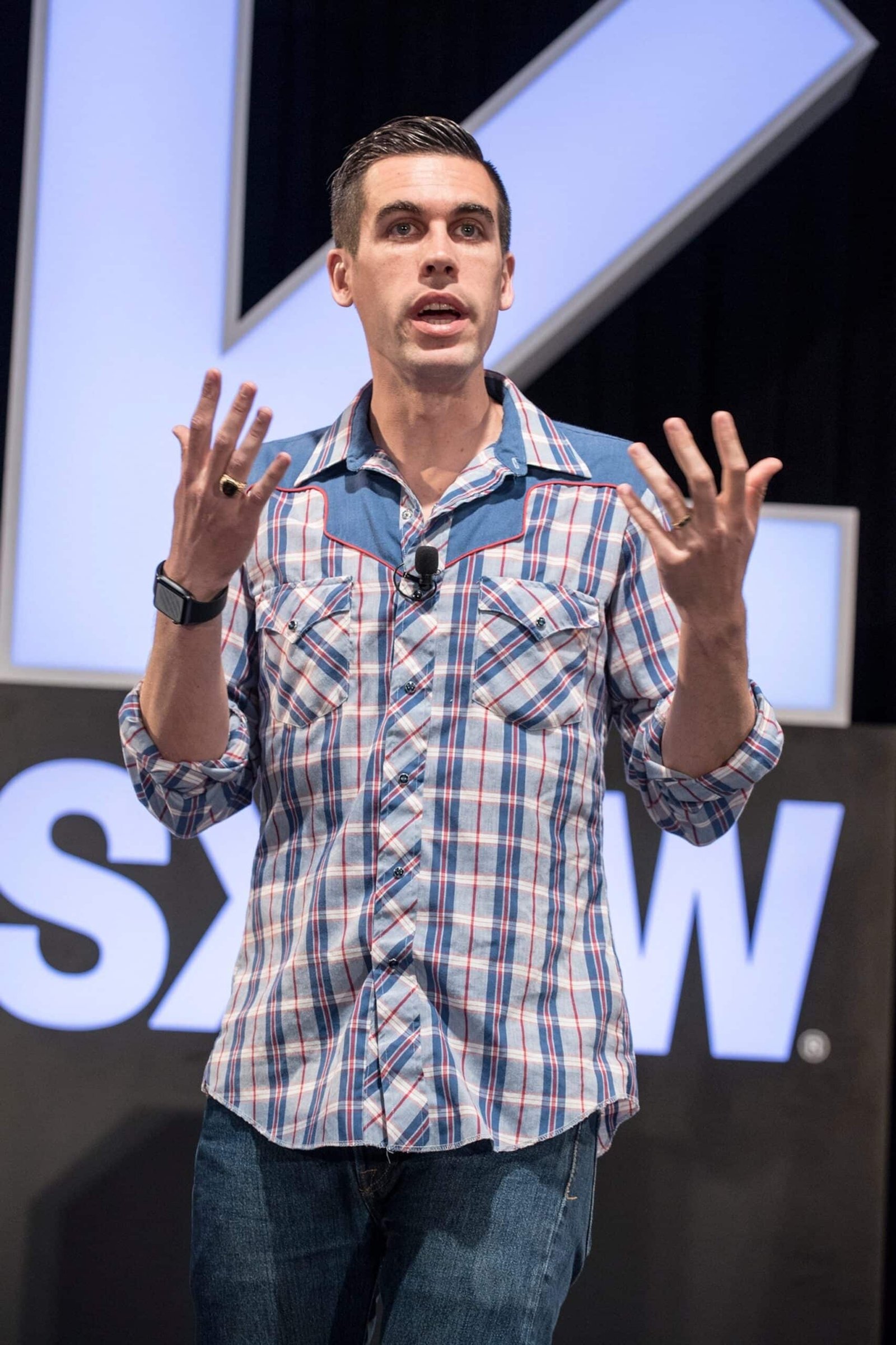 नेवल एकेडमी सांस्कृतिक उथल -पुथल के बीच पॉडकास्टर द्वारा भाषण को रद्द कर देता है