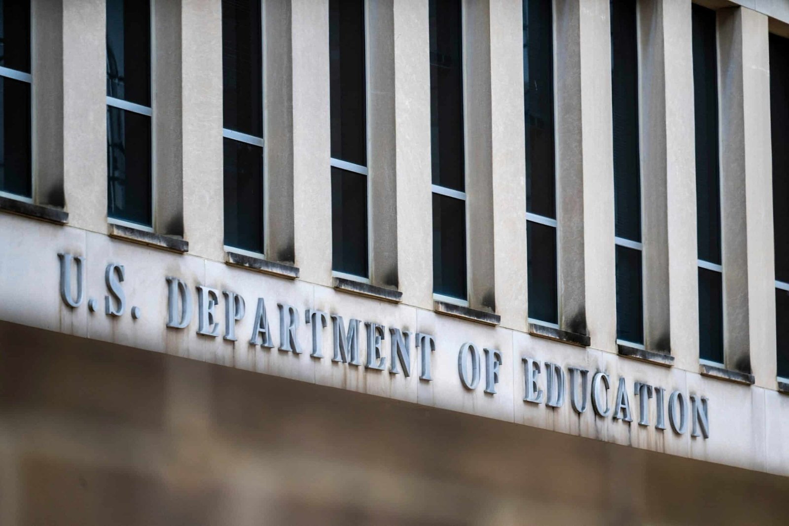 न्यायाधीश ट्रम्प प्रशासन के छात्र वीजा समाप्ति को 'मनमाना और मकर' के रूप में विस्फोट करता है