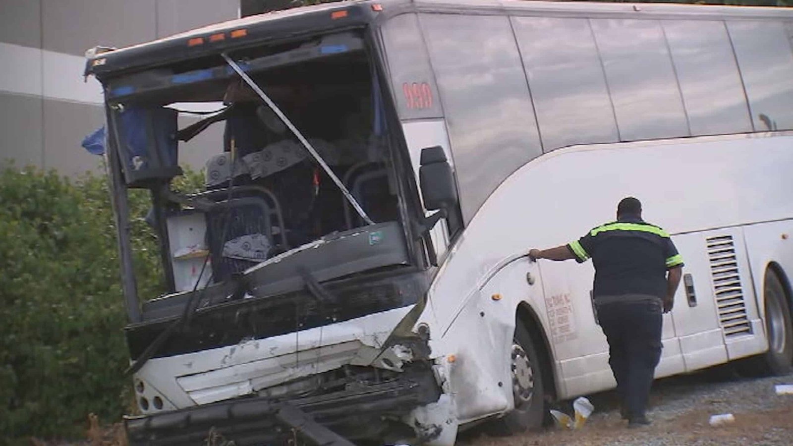 1 मृत, दर्जनों लॉस एंजिल्स के पास उग्र टूर बस टक्कर में घायल