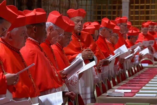 Papal कॉन्क्लेव लाइव अपडेट: सिस्टिन चैपल दरवाजे के रूप में समेकन शुरू होता है