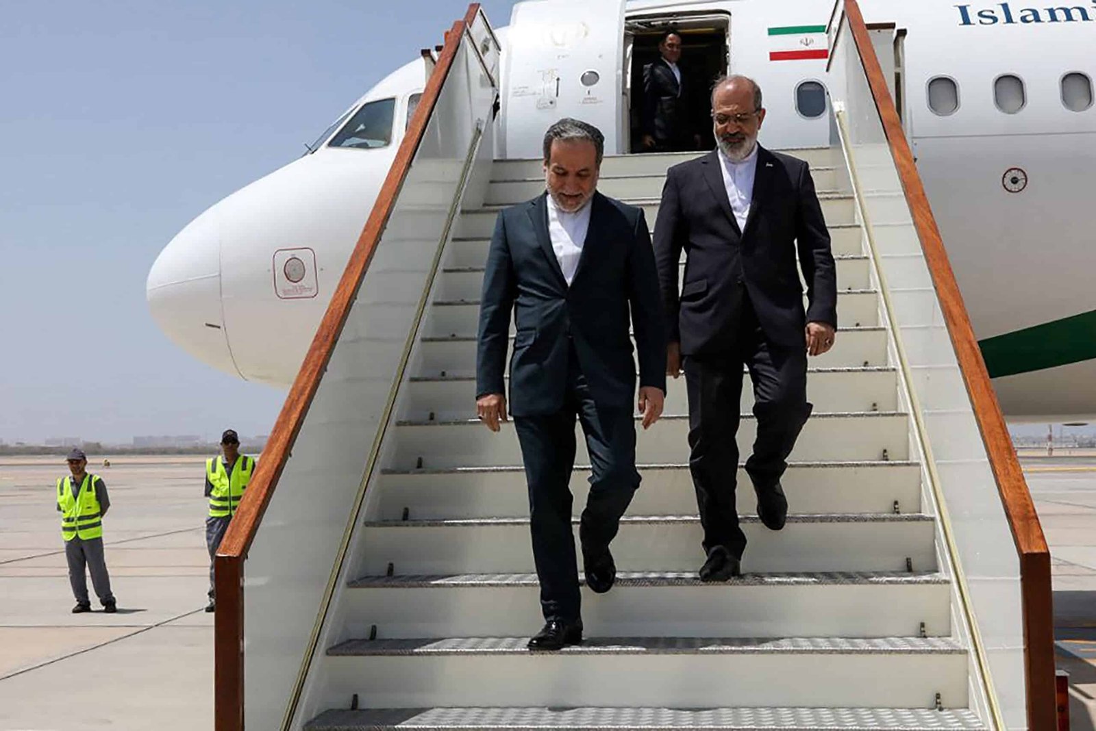 ईरान का शीर्ष राजनयिक ओमान में हमारे साथ अप्रत्यक्ष परमाणु वार्ता के लिए आता है