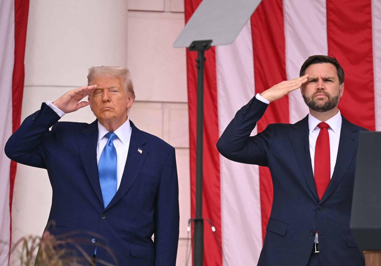 ट्रम्प आर्लिंगटन मेमोरियल डे की टिप्पणी में बिडेन में घूंघट स्वाइप लेता है