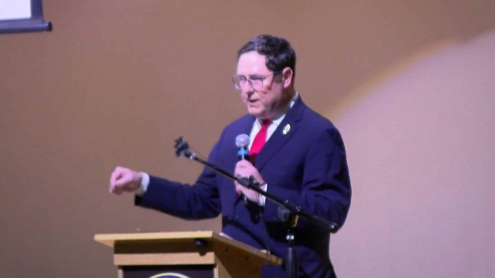 ट्रम्प के 'बिग, बीटफुल बिल' पर टाउन हॉल में बू हाउस रिपब्लिकन भीड़