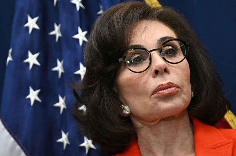 ट्रम्प डीसी में शीर्ष अभियोजक के रूप में जीनिन पिरो में शपथ लेते हैं