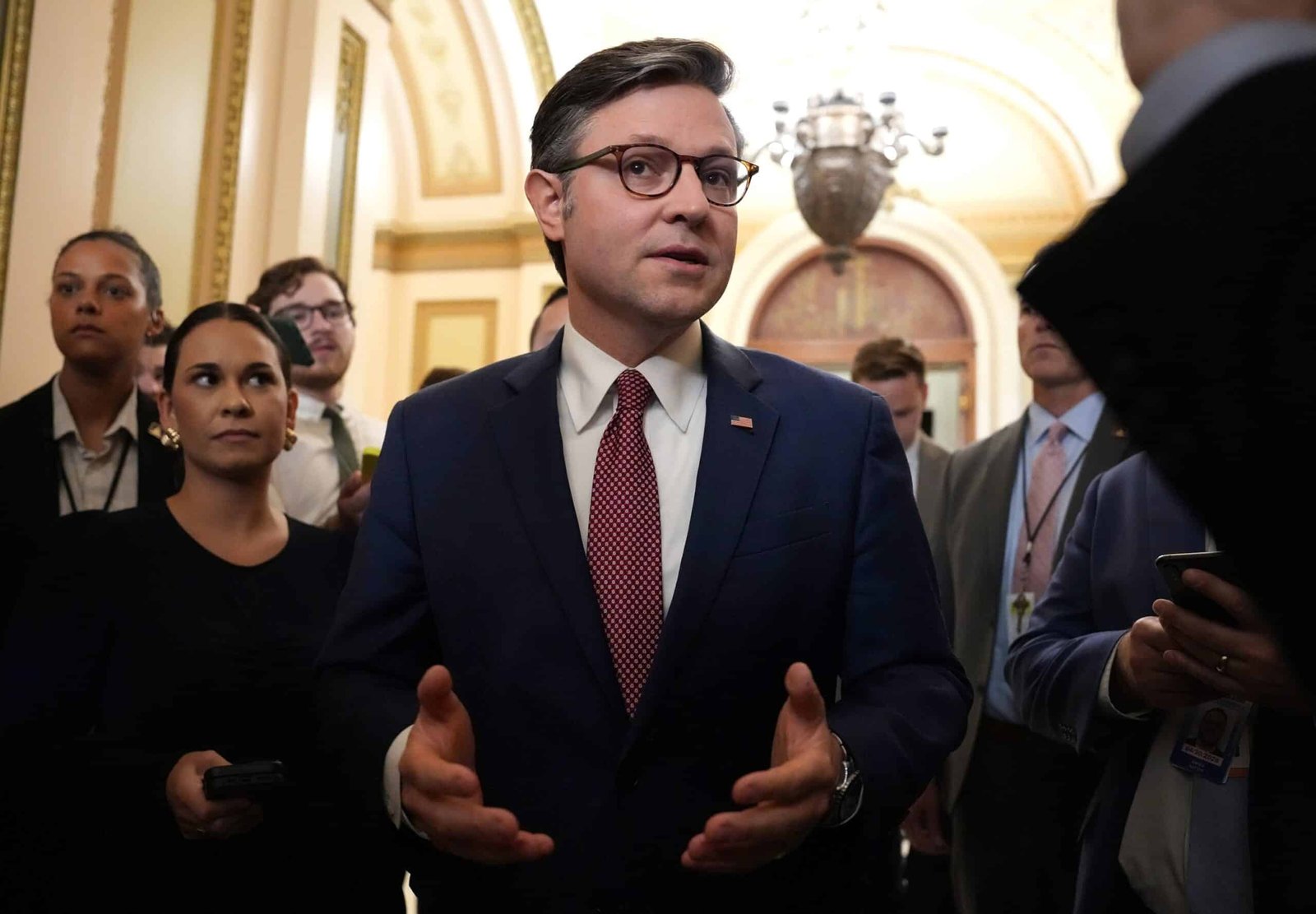 ट्रम्प ने अपने एजेंडे का समर्थन करने के लिए जॉनसन को हार्ड-लाइनर्स की मदद करने के लिए कैपिटल हिल की ओर रुख किया