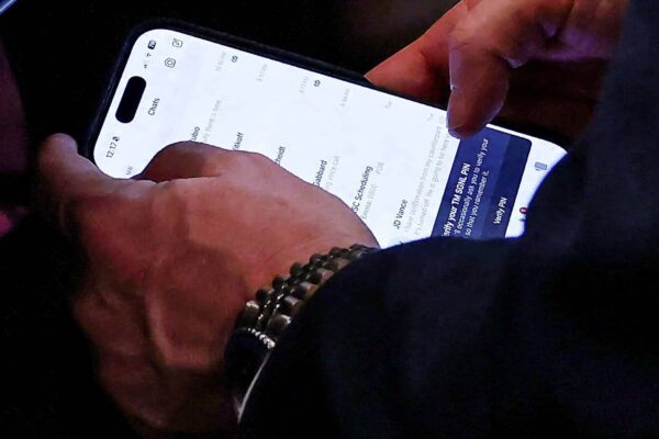 वाल्ट्ज को हटाने से एक दिन पहले ट्रम्प की कैबिनेट मीटिंग के दौरान सिग्नल का उपयोग करके फोटो खिंचवाया गया था