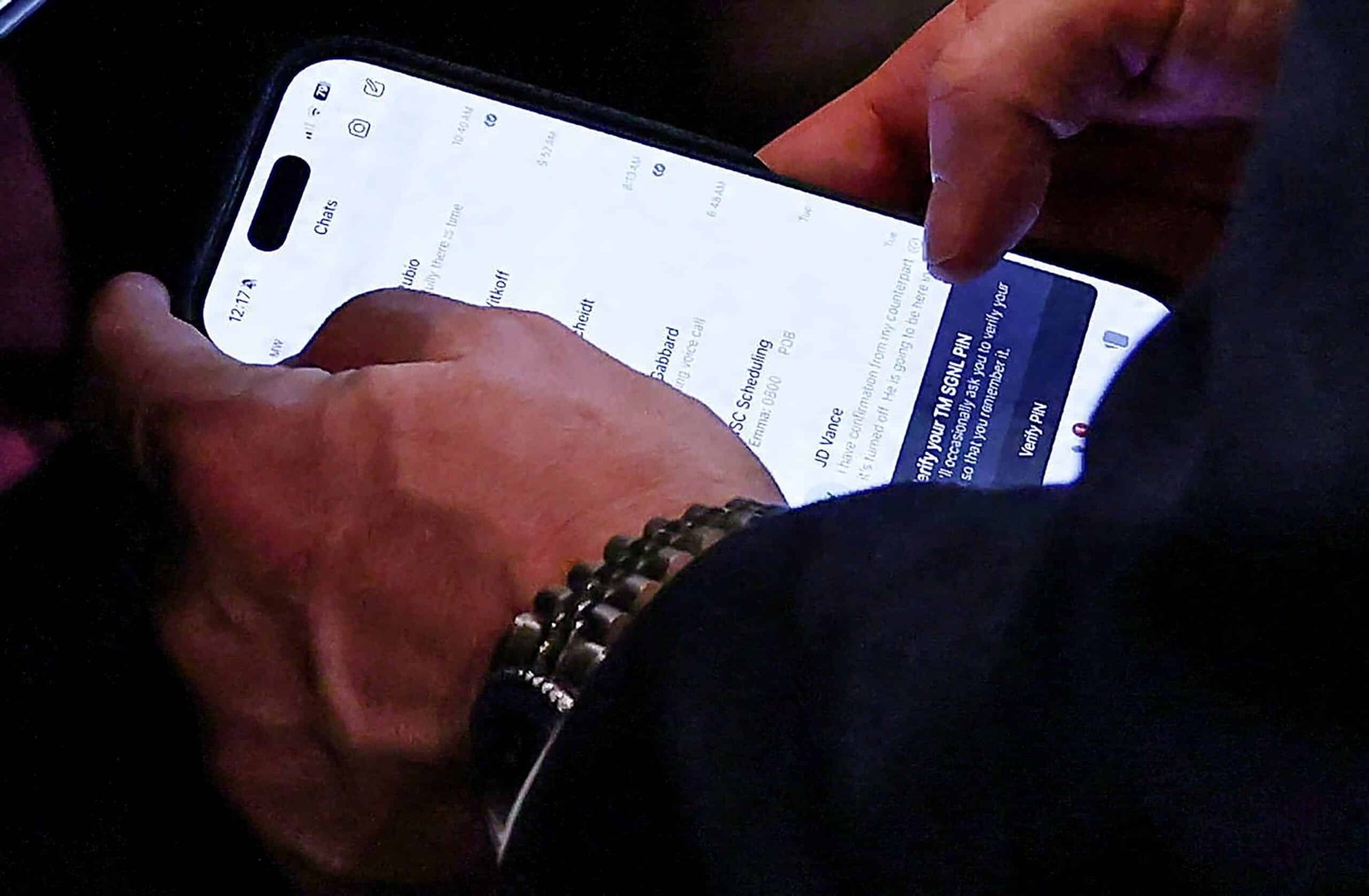 वाल्ट्ज को हटाने से एक दिन पहले ट्रम्प की कैबिनेट मीटिंग के दौरान सिग्नल का उपयोग करके फोटो खिंचवाया गया था