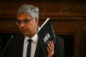 NIH वैज्ञानिक ट्रम्प प्रशासन के अनुदान रद्द करने, फायरिंग की आलोचना करते हुए खुले पत्र पर हस्ताक्षर करते हैं