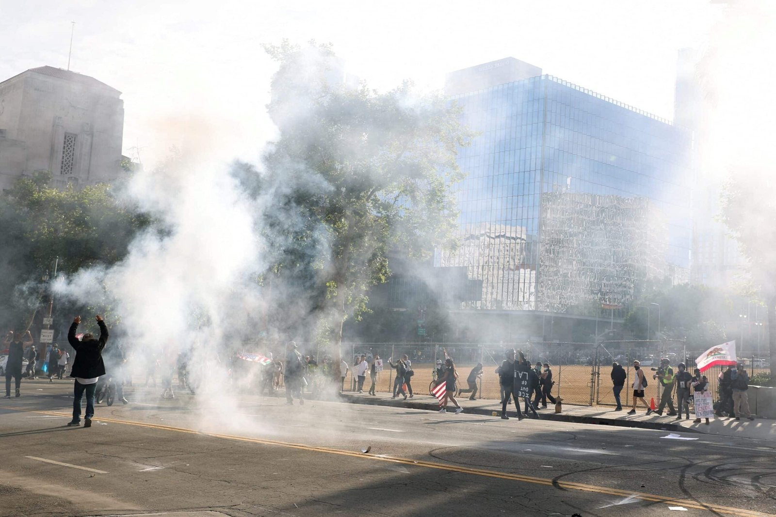 आदमी ने एलए विरोध प्रदर्शनों में पुलिस पर हमला करने के लिए विस्फोटक खरीदने का आरोप लगाया: डीओजे