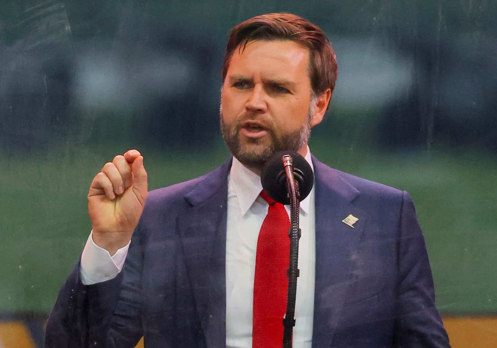 आव्रजन विरोध प्रदर्शनों के बीच vance यात्रा करता है