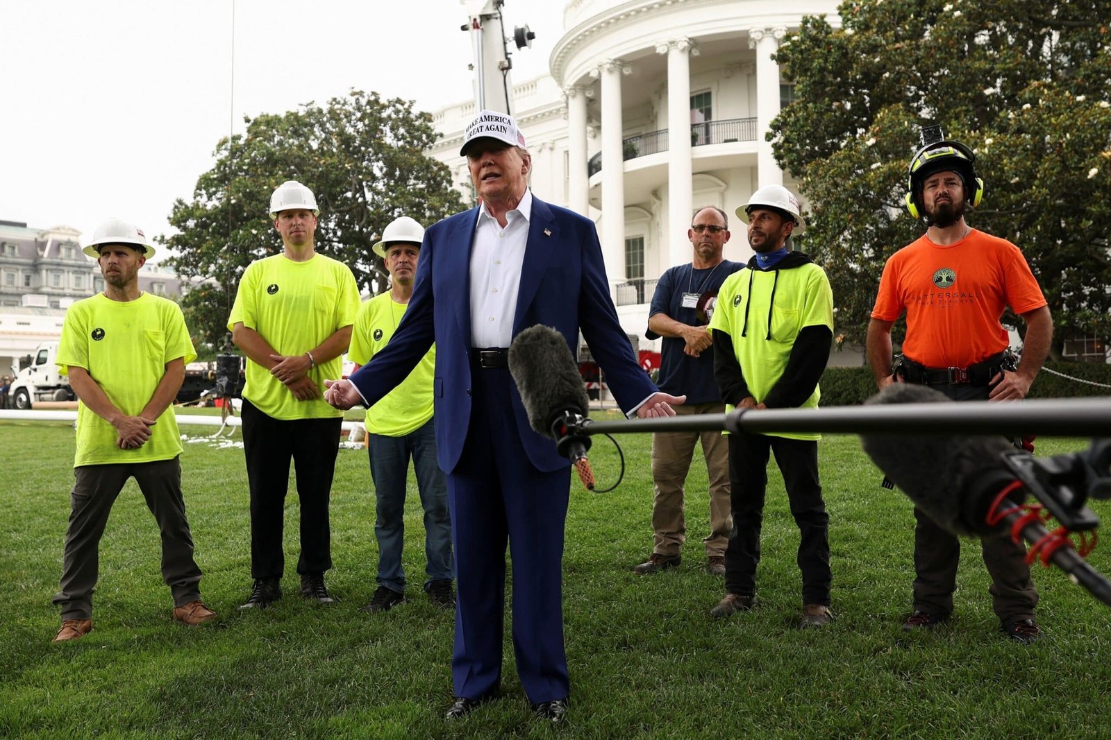 फोटो: व्हाइट हाउस में दक्षिण लॉन पर नया फ्लैगपोल स्थापित किया गया है