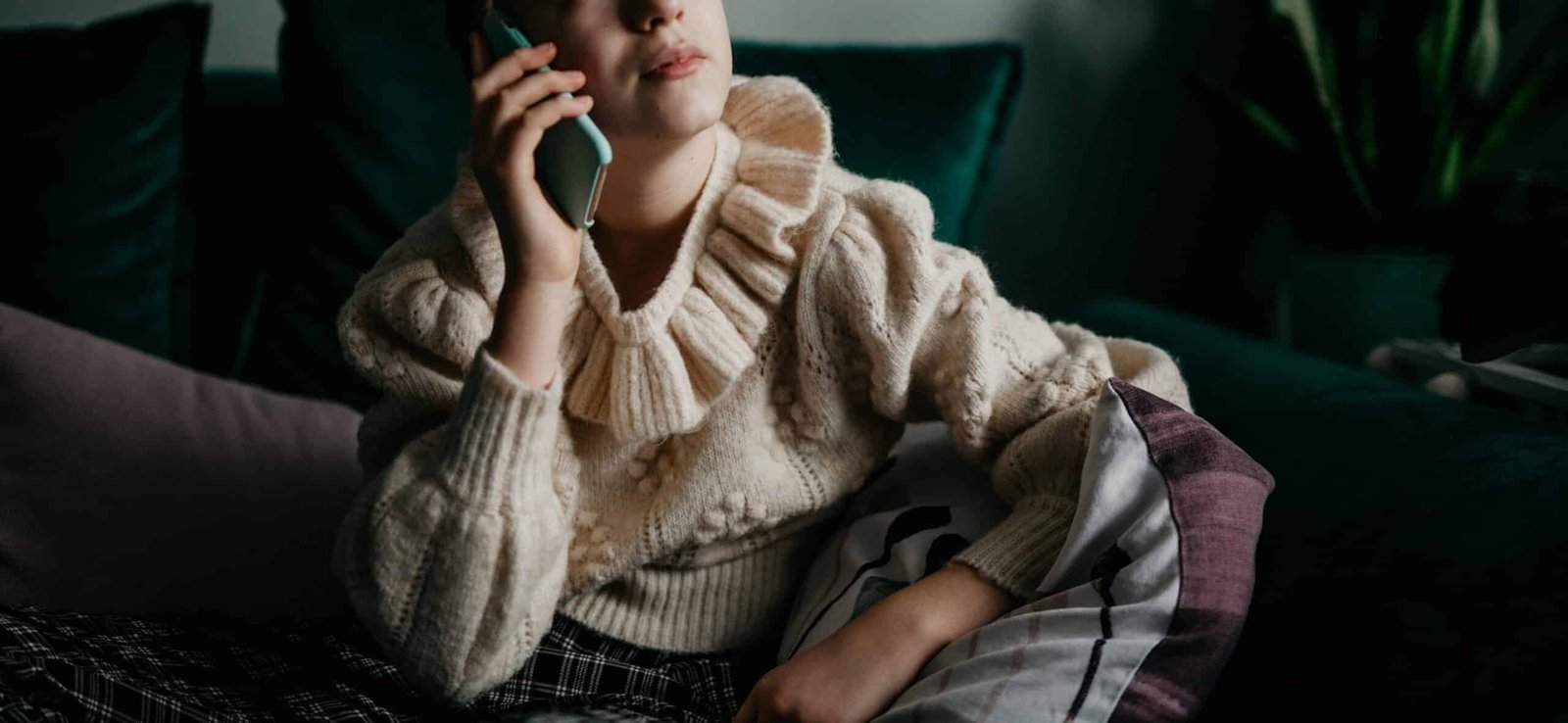 फोटो: एक किशोरी एक अनिच्छुक स्टॉक फोटो में एक फोन पर बोलती है।