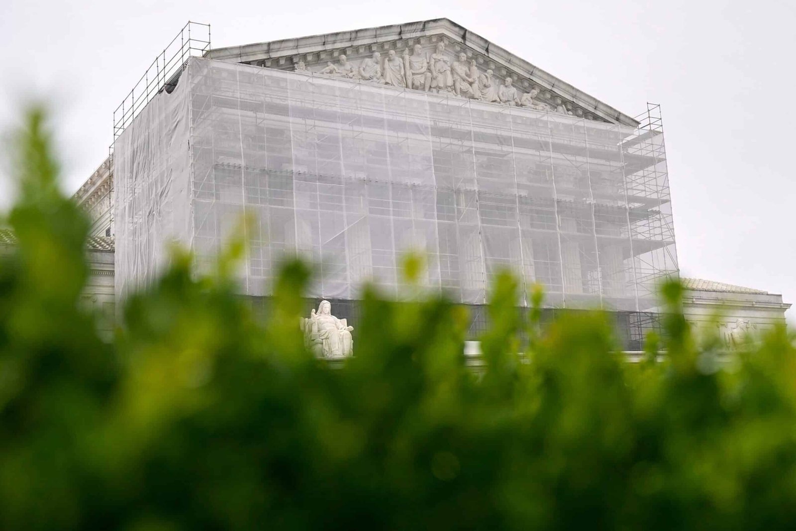 सुप्रीम कोर्ट ट्रांस बच्चों के लिए कुछ लिंग-पुष्टि देखभाल पर प्रतिबंध लगाने वाले एक राज्य कानून को बढ़ाता है