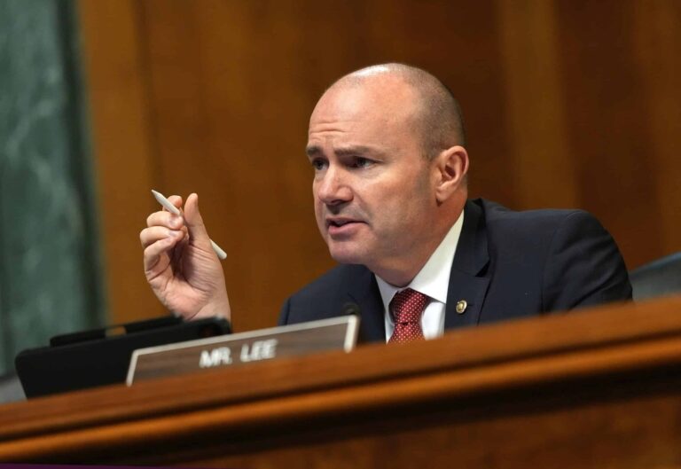 सेन माइक ली ने विवादास्पद मिनेसोटा शूटिंग पोस्ट को हटा दिया