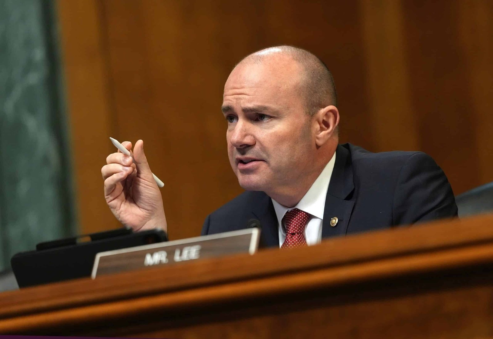 सेन माइक ली ने विवादास्पद मिनेसोटा शूटिंग पोस्ट को हटा दिया