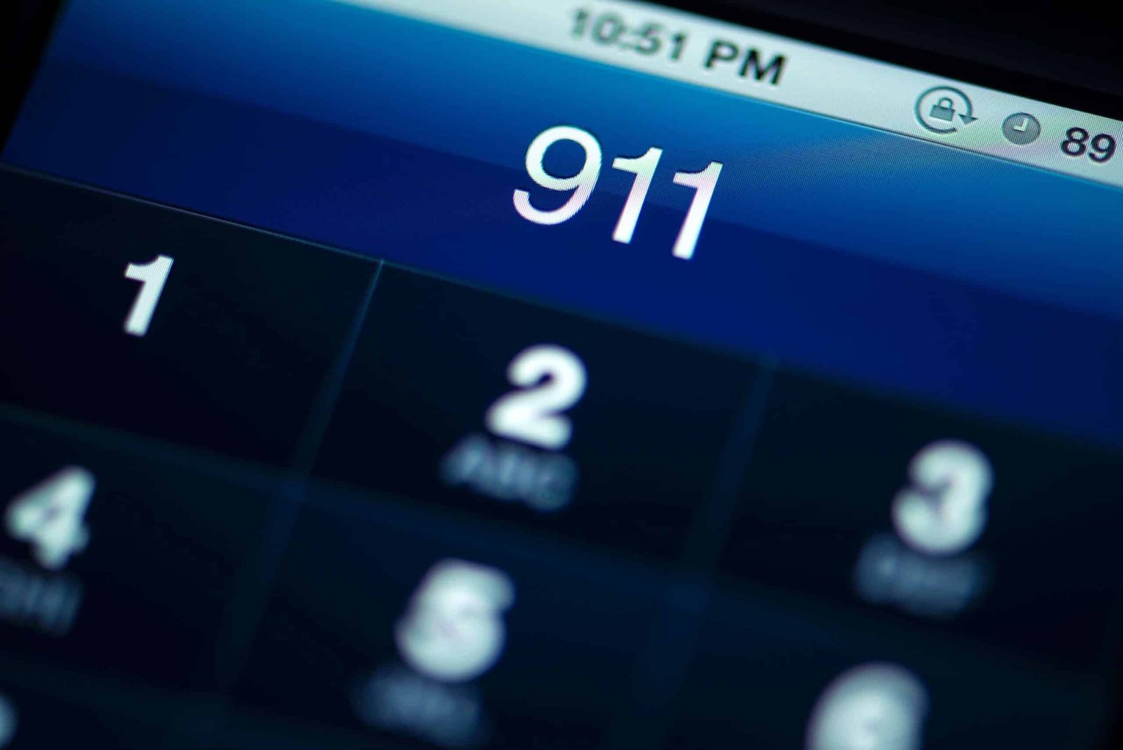फोटो: 911 को एक अनिच्छुक स्टॉक फोटो में स्मार्ट फोन की स्क्रीन पर प्रदर्शित किया जाता है।