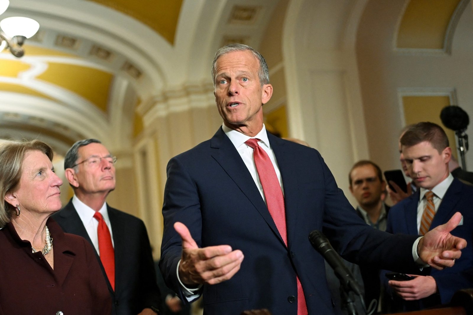 कांग्रेस के नेताओं ने शटडाउन की ओर घड़ी टिक के रूप में दोष खेल जारी रखा