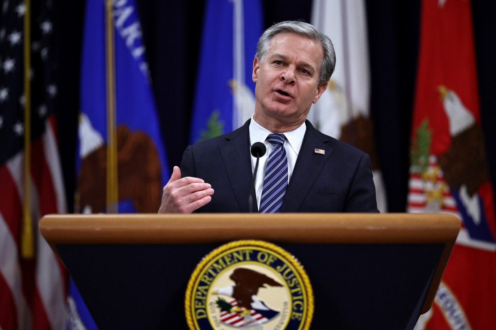 ट्रम्प ने एफबीआई एजेंटों की भागीदारी के झूठे दावों का सुझाव दिया। 6 जनवरी में पूर्व निदेशक रे की वारंट जांच