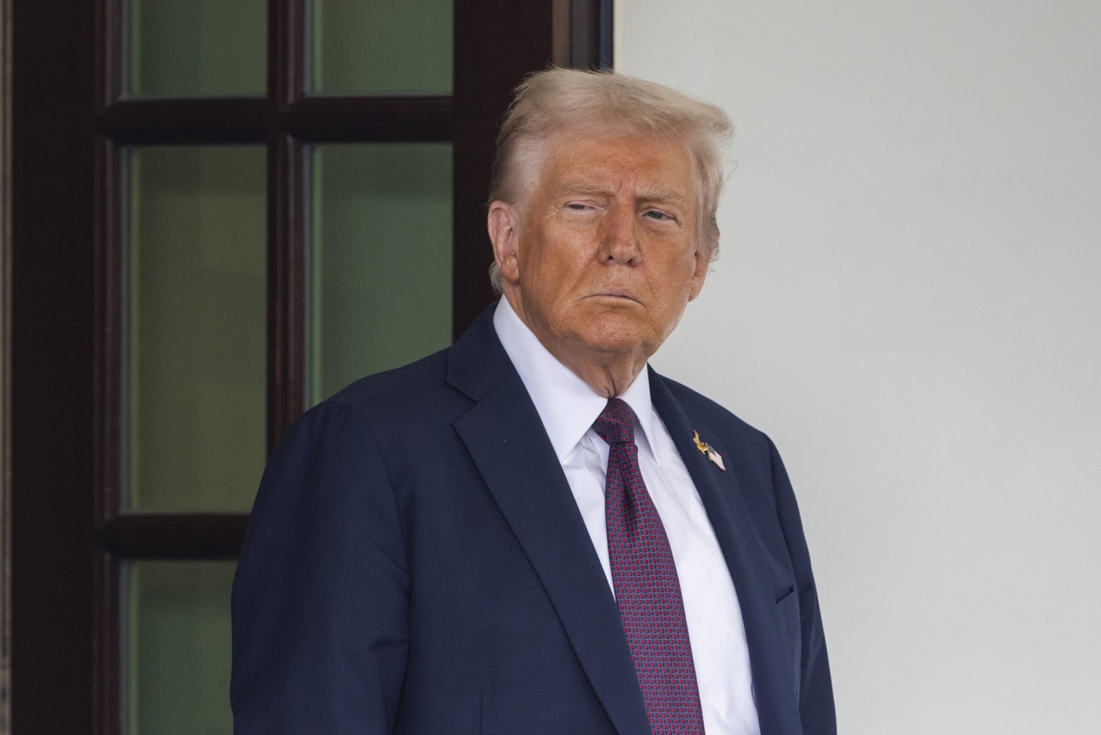 ट्रम्प ने टॉप डेमोक्रेट्स के साथ गवर्नमेंट शटडाउन करघे के रूप में उच्च-दांव की बैठक की