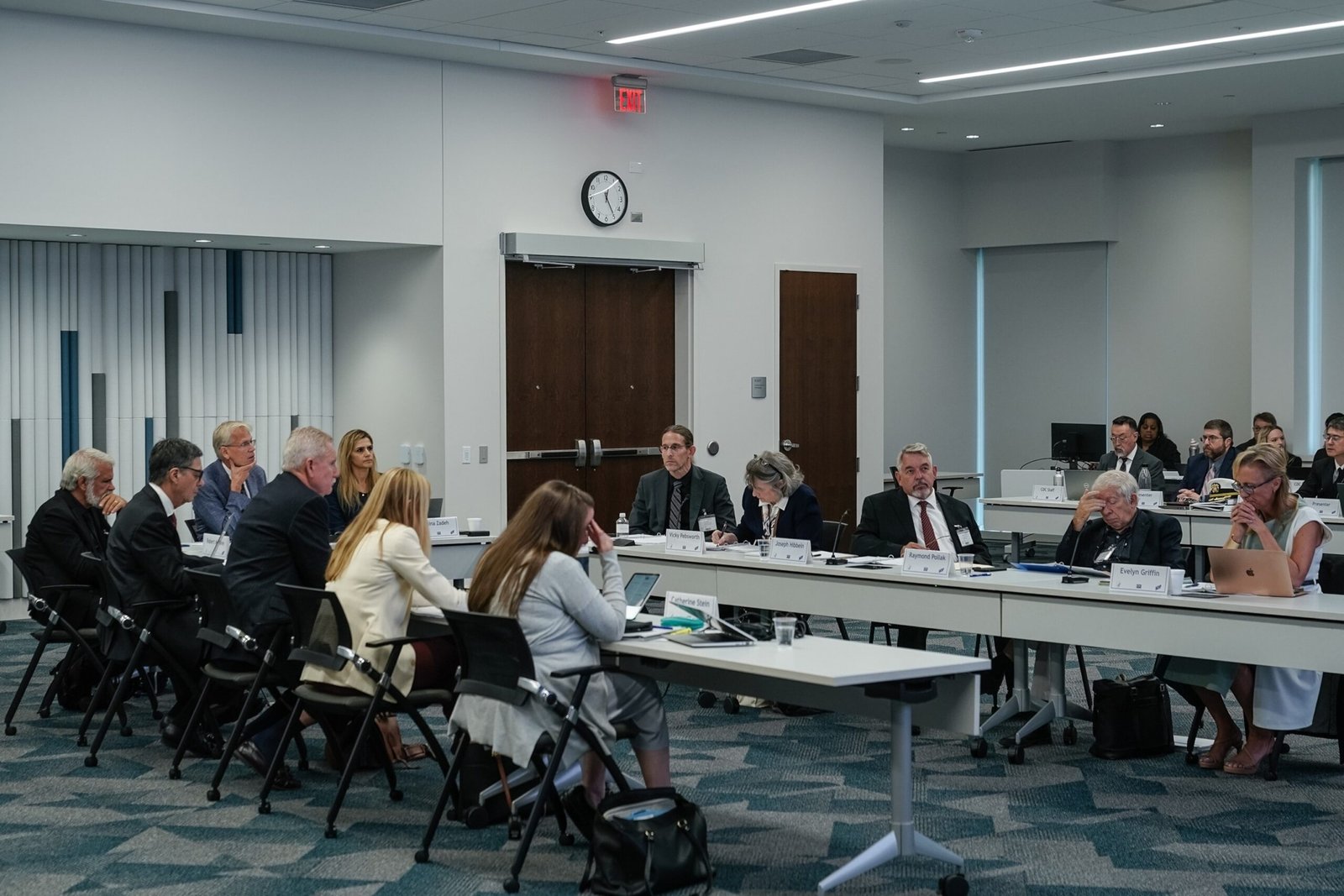 सीडीसी पैनल कोविड वैक्सीन सिफारिश को छोड़ देता है, यह एक व्यक्तिगत विकल्प है