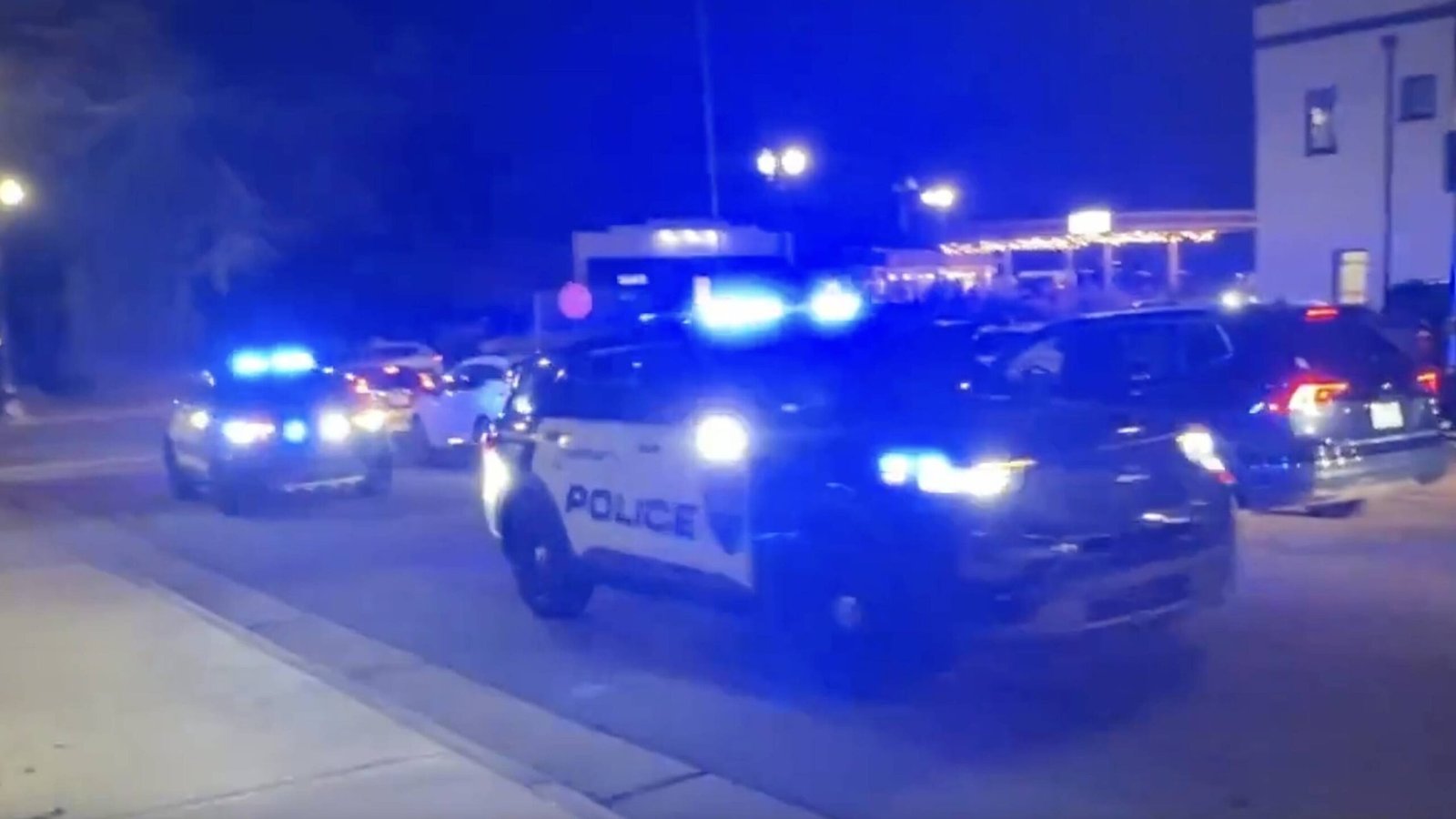 फोटो: उत्तरी कैरोलिना के कॉनकॉर्ड में क्रिसमस ट्री लाइटिंग पर गोलीबारी की रिपोर्ट के बाद कई पुलिस वाहन सायरन बजा रहे हैं।