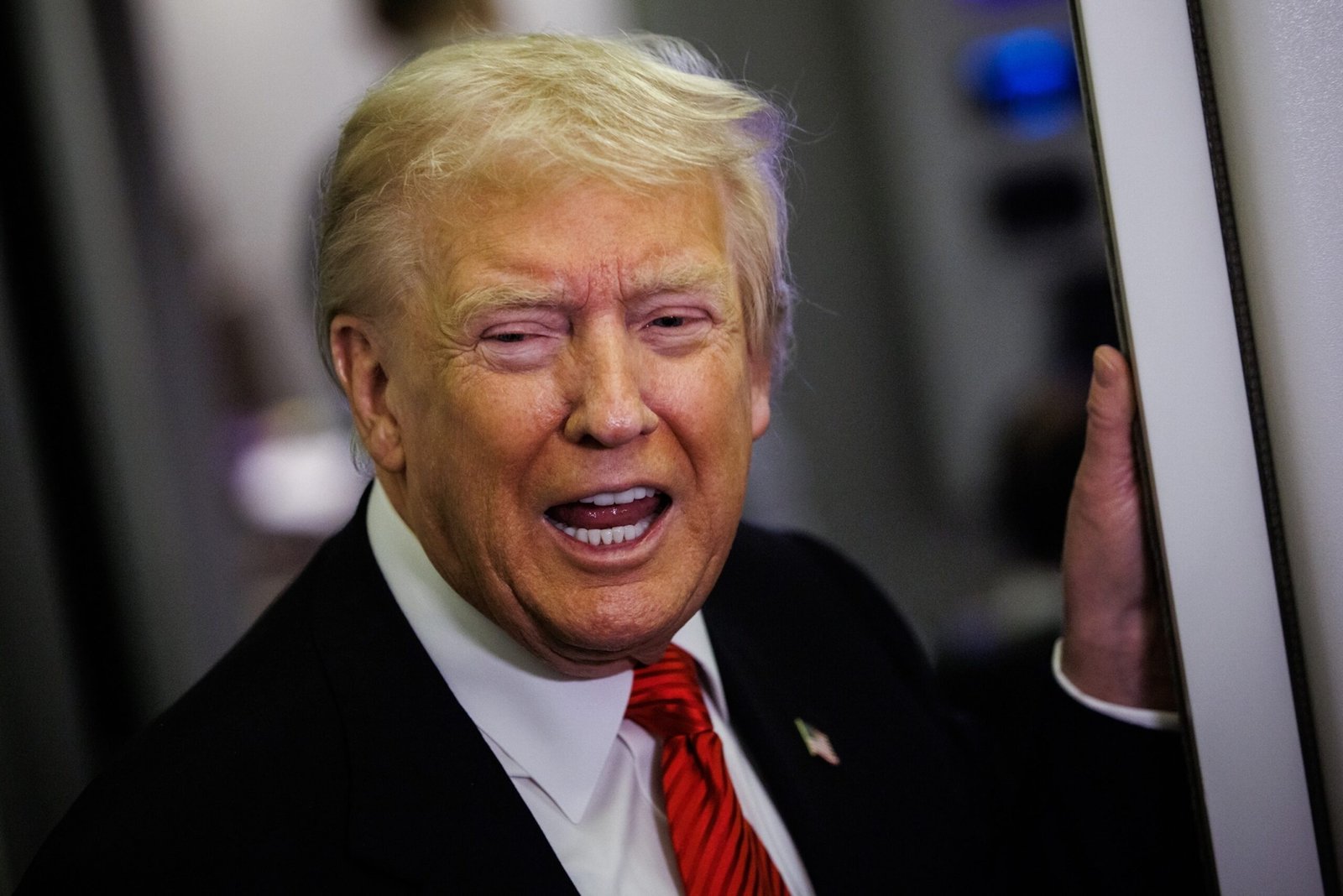 एक व्यक्ति पर सोशल मीडिया पोस्ट में कथित तौर पर राष्ट्रपति ट्रंप को जान से मारने की धमकी देने का आरोप लगाया गया