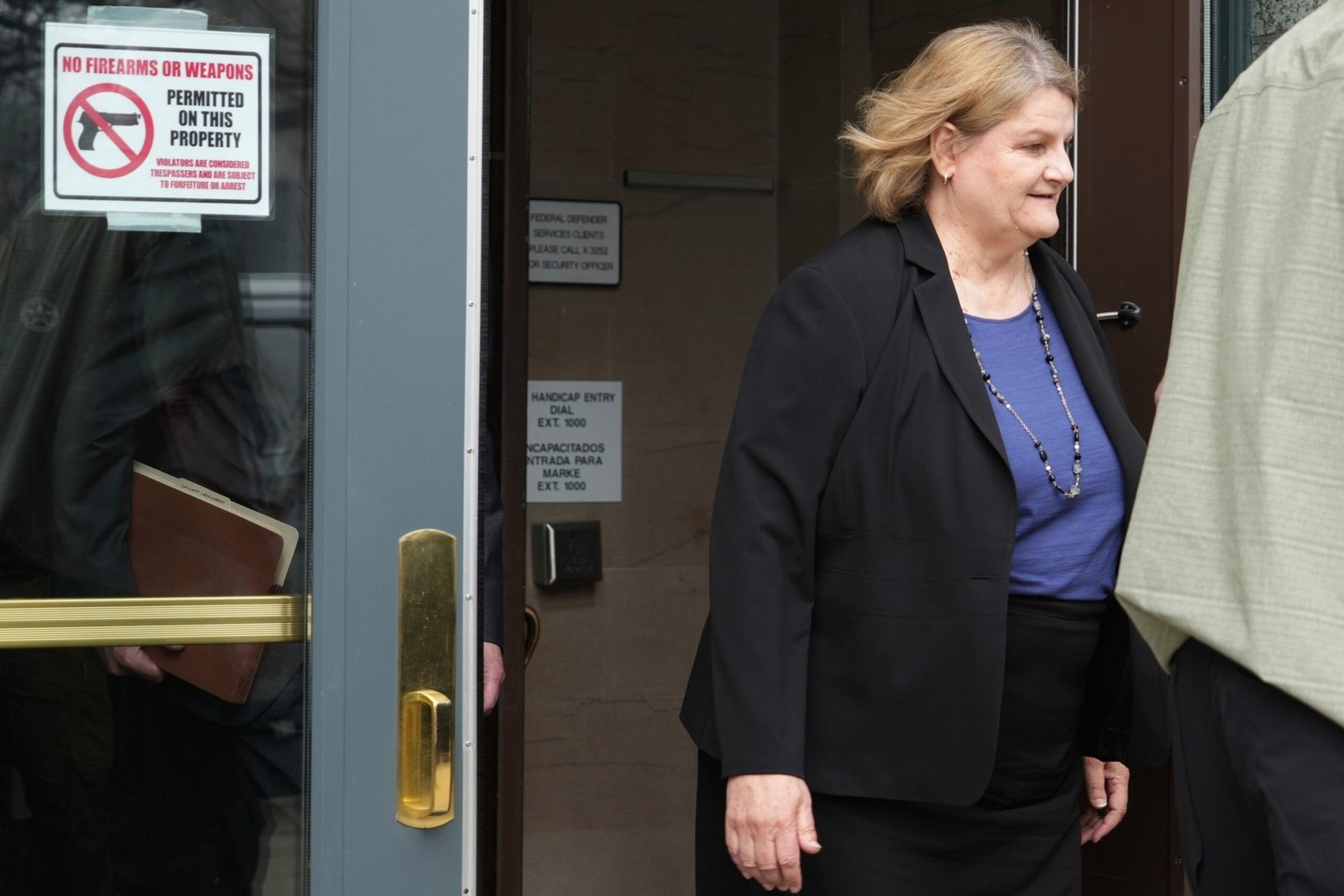 गिरफ़्तारी से बचने के लिए मिल्वौकी जज द्वारा कथित तौर पर मदद किए गए बिना दस्तावेज़ वाले व्यक्ति को निर्वासित कर दिया गया है