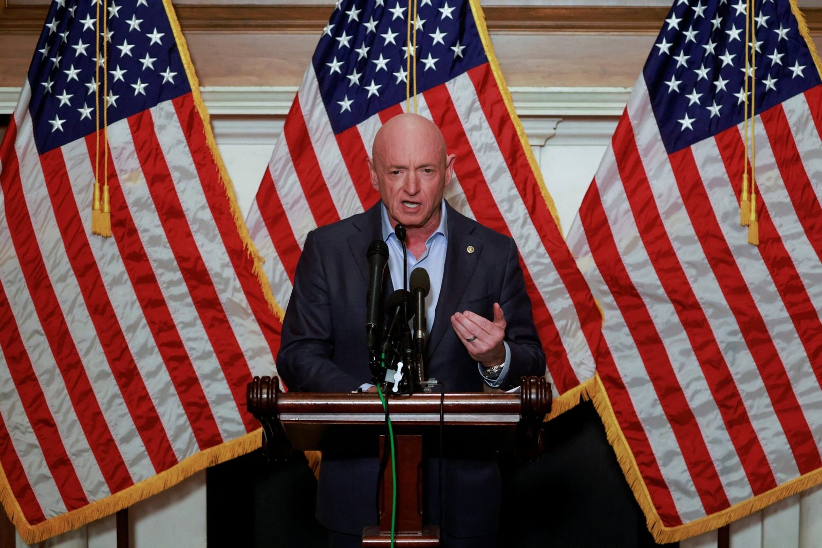 सीनेटर केली ने ट्रम्प की आलोचना की, कैरेबियाई हमलों की जांच करने और हेगसेथ को गवाही देने के लिए कहा